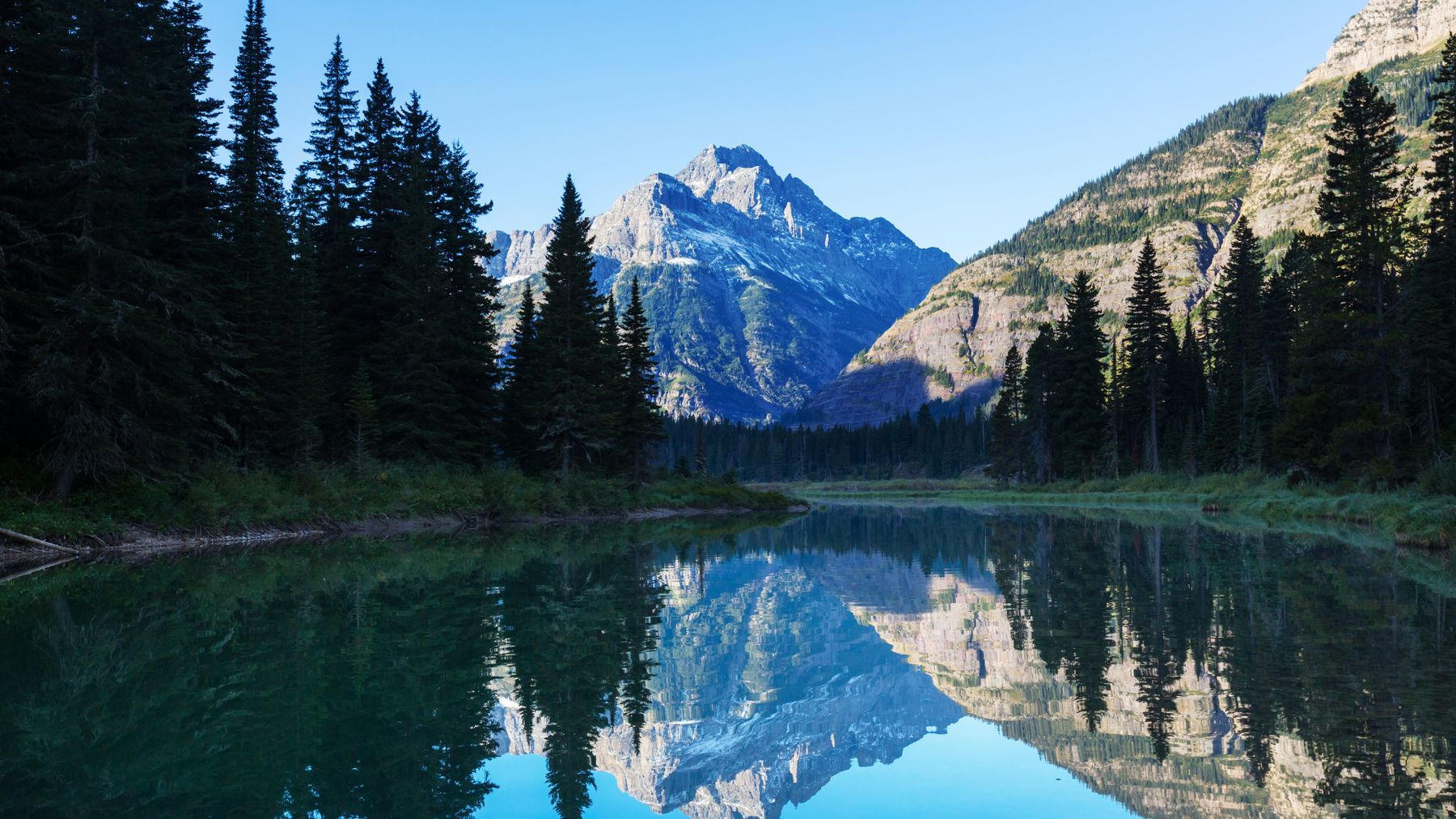 Bergsee mit Spiegelung eines Gipfels